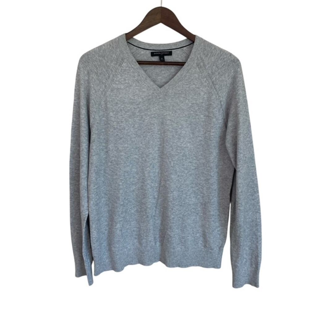 Banana Republic Light Gray V-Neck Lightweight Sweater - Medium
